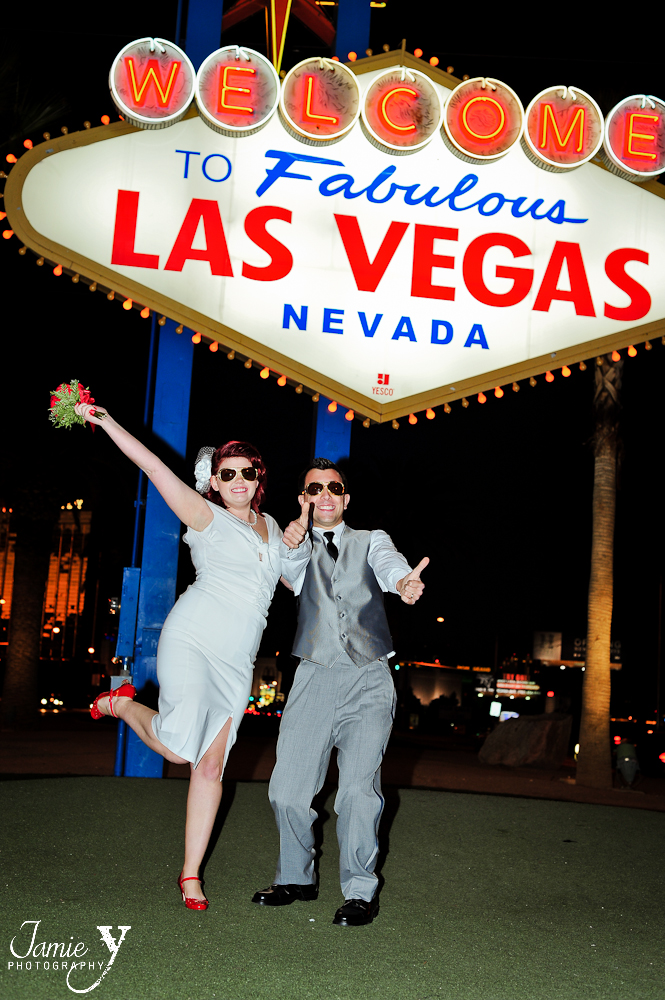 wedding picture at welcome to las vegas sign