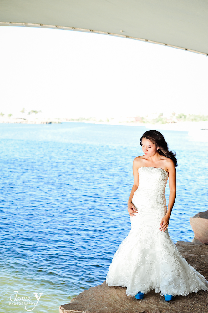 beautiful bride overlooking lake las vegas