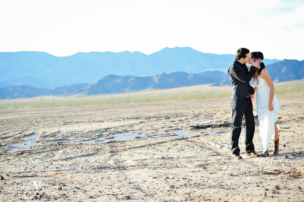 wedding photography at dry lake bed in las vegas