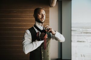 groom in las vegas putting on tie