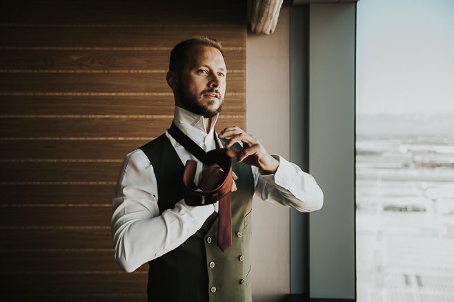 groom in las vegas putting on tie