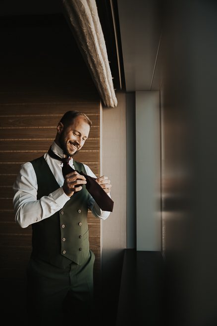 groom in las vegas putting on tie